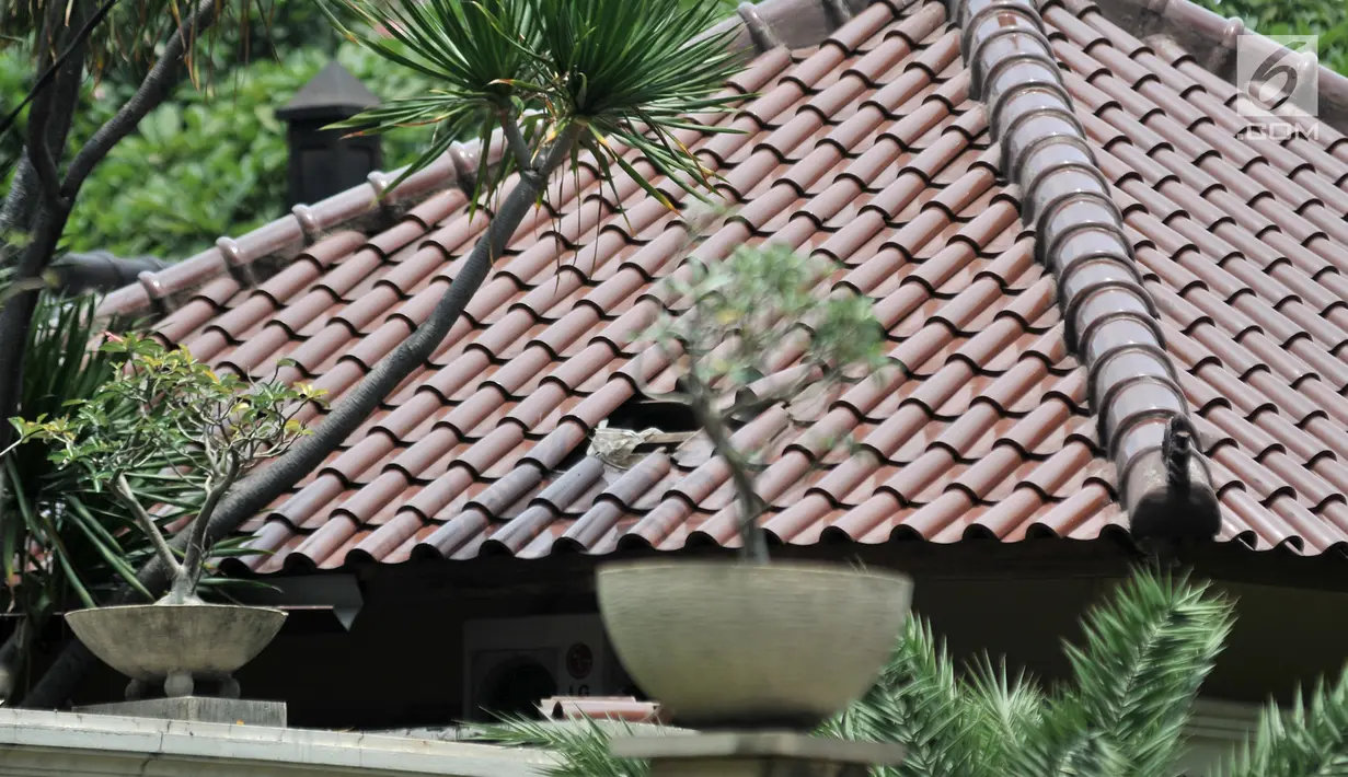 Kondisi atap rumah Ketua DPR RI Bambang Soesatyo usai dilalap api, Jakarta, Senin (18/2). Polsek Duren Sawit masih menyelidiki penyebab pasti kebakaran. (Merdeka.com/Iqbal Nugroho)