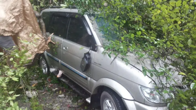 Longsoran di Jalan Lintas Sumatra Sembahe-Berastagi Timpa 2 Mobil