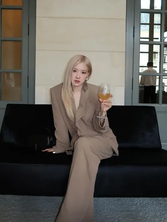 Di sini, Rose juga tampak tak menambahkan aksesori yang berlebihan, ia membiarkan rambutnya tergerai. [Foto: Instagram/roses_are_rosie]