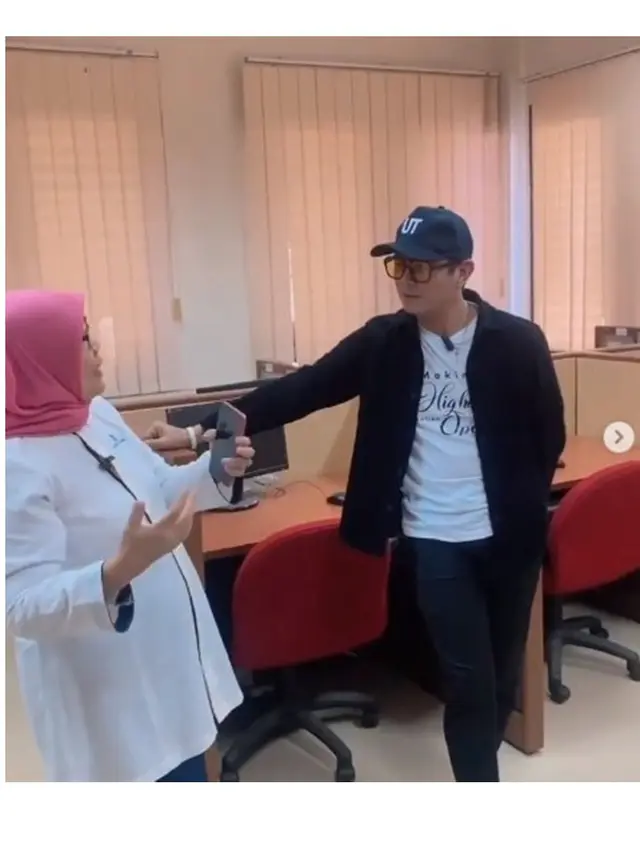 7 Potret Andika Mahesa Lanjutkan Pendidikan di Bangku Kuliah, Pakai Jas Almamater
