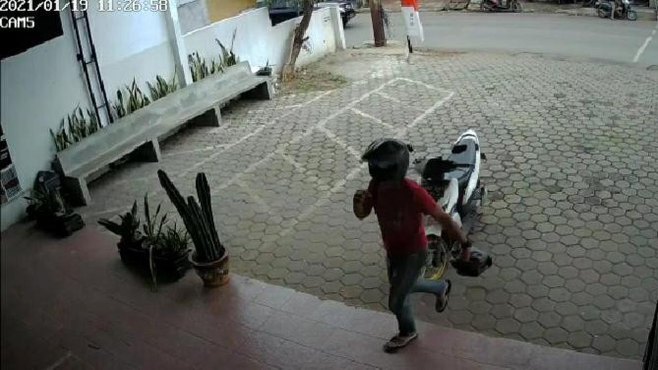 Pelaku Hipnotis Pegawai Toko di Bekasi Terekam CCTV
