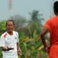 Pelatih Persija, Bambang Nurdiansyah (kiri) memberikan arahan pada timnya saat latihan di NYTC, Sawangan, Depok, Senin (2/11/2015). Latihan ini persiapan jelang turnamen Piala Jenderal Sudirman, 14 November mendatang. (Liputan6.com/Helmi Fithriansyah)  