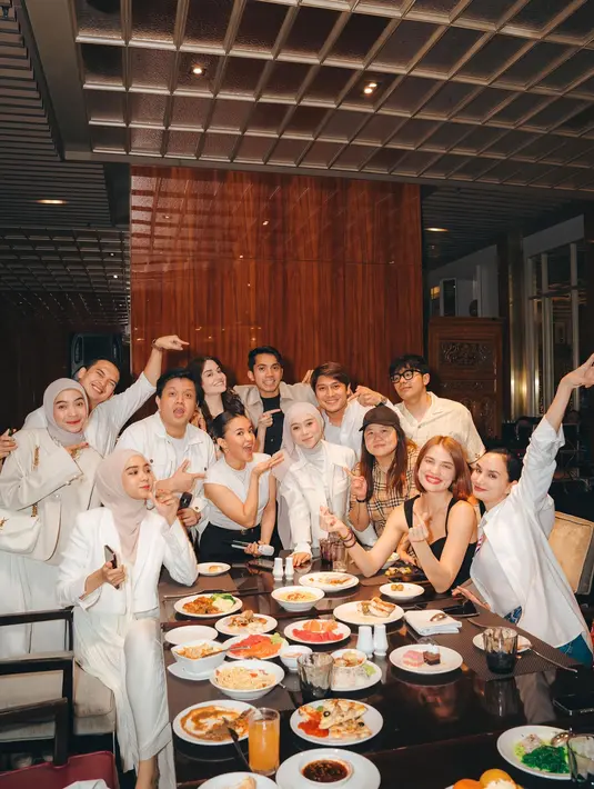 <p>Tak lupa Lesti juga merayakan hari spesial bersama sahabat terdekatnya. Dia terlihat sangat bahagia. (Foto: Instagram/ rizkybillar)</p>