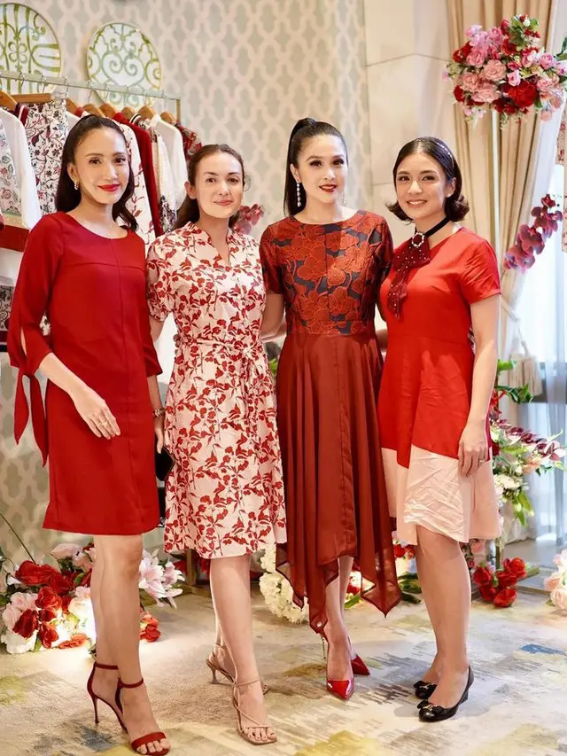 Adu Gaya Artis Kenakan Baju Merah Koleksi Busana Sandra Dewi. [@sandradewi88]