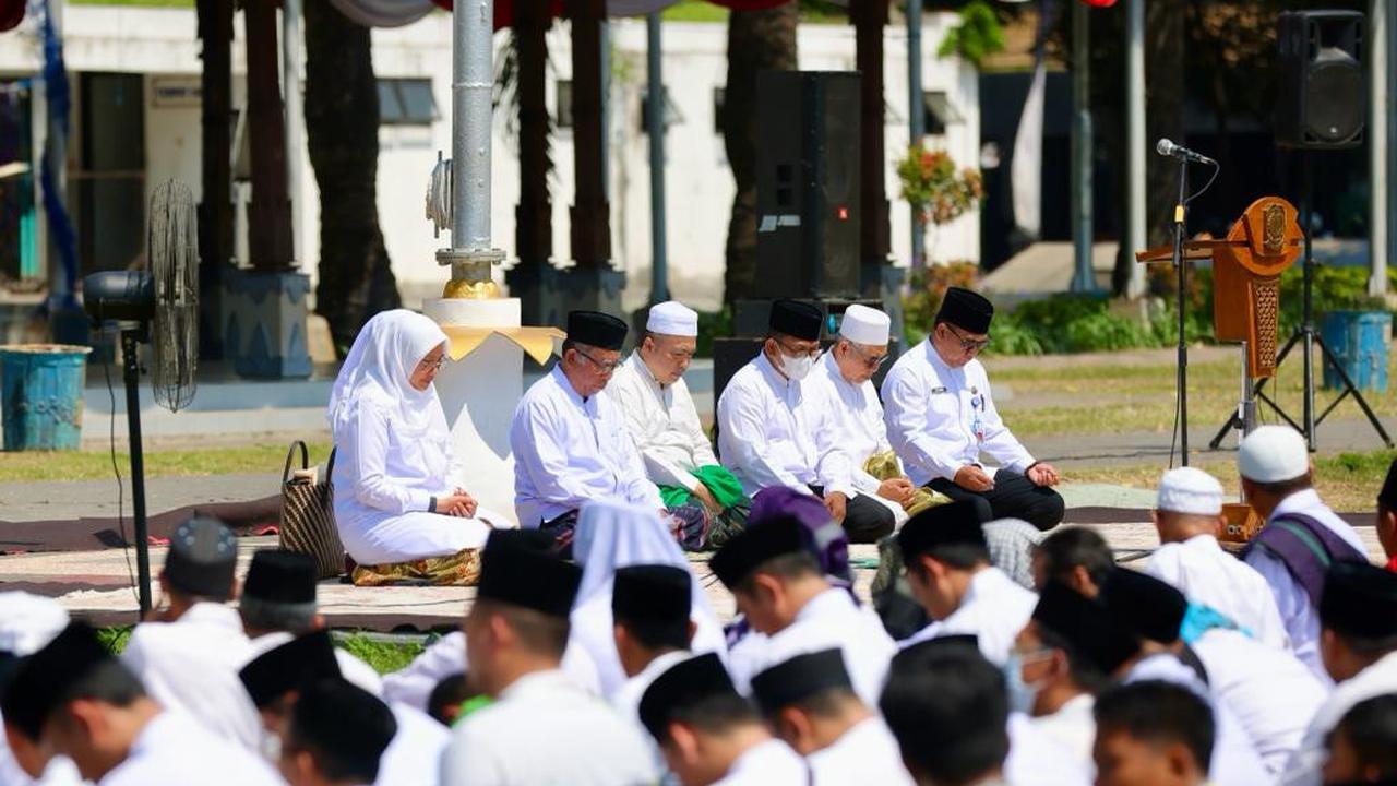 Ribuan Warga Banyuwangi Gelar Sholat Istisqa, Doakan Akhir Musim Kemarau
