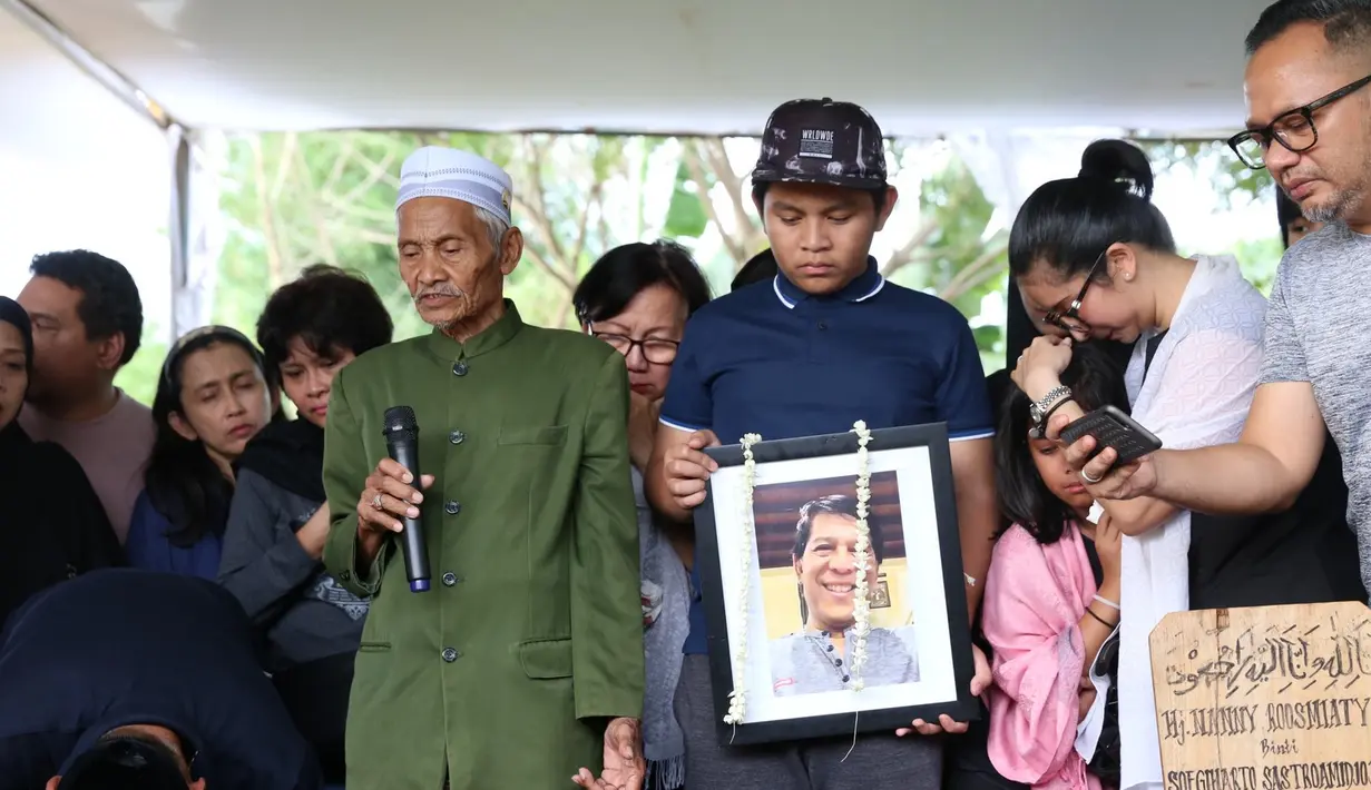 Jum’at, 1 Desember sekitar pukul 09.20 WIB, ayah Novita Angie, R. Sumiharso menghembuskan napas terakhirnya di RS Dharmais, setelah menjalani perawatan selama kurang lebih satu minggu di rumah sakit tersebut. (Daniel Kampua/Bintang.com)