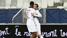 Pemain Paris Saint-Germain (PSG), Pablo Sarabia, melakukan selebrasi bersama Presnel Kimpembe usai mencetak gol ke gawang Bordeaux pada laga Liga Prancis di Stadion Matmut Atlantique, Rabu (3/3/2021). PSG menang dengan skor 1-0. (Photo by Philippe LOPEZ / AFP)