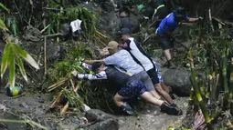 Badai Tropis Yagi mendarat pada hari Senin di kota Casiguran di provinsi Aurora dengan kecepatan angin sekitar 52 mph dan hembusan angin mencapai hampir 90 mph. (AP Photo/Aaron Favila)