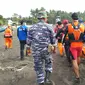 Para petugas Tim SAR gabungan berhasil menemukan jenazah Sahrul (13), satu korban wisawatan asal Kota Tasikmalaya, yang menghilang di Pantai Madasari, kawasan wisata Pangandaran Kamis (7/7/2022) lalu. (Liputan6.com/Jayadi Supriadin)