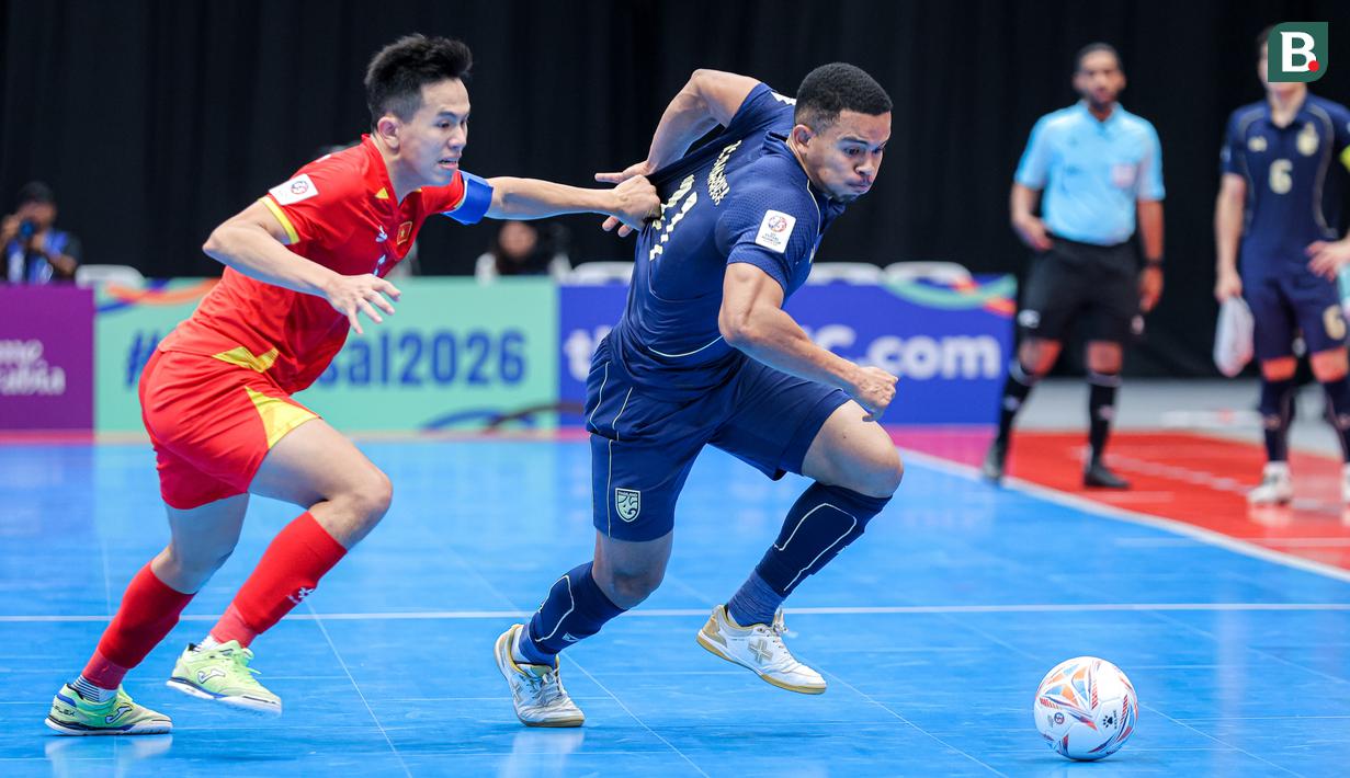Pemain Timnas Futsal Thailand, Muhammad Osmanmusa (kanan) menggiring bola melewati pemain Vietnam, Nguyễn Mạnh Dũng dalam laga Grup B Piala Asia Futsal 2026 di Indonesia Arena, Senayan, Jakarta, Sabtu (31/01/2026). (Bola.com/Bagaskara Lazuardi)