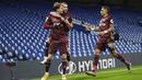 Striker Leeds United, Patrick Bamford (kiri), melakukan selebrasi bersama rekan-rekannya usai mencetak gol ke gawang Chelsea dalam laga lanjutan Liga Inggris pekan ke-11 di Stamford Bridge, London, Sabtu (5/12/2020). Leeds United kalah 1-3 dari Chelsea. (Pool via AP/Daniel Leal-Olivas)