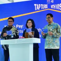 Fuad I. Z. Fachroeddin - Direktur Utama PT Moda Integrasi Transportasi Jabodetabek (MITJ), Yuskal Setiawan - Executive Vice President PT ΚΑΙ (Persero)  Daop 1 Jakarta, Vira Widiyasari Country Manager, Visa Indonesia, dan Asdo Artriviyanto Direktur Utama PT Kereta Commuter Indonesia (KCI) meresmikan peluncuran pembayaran Visa contactless di Commuter Line Basoetta, Selasa (24/6), di Jakarta. (  Foto dok: Visa).