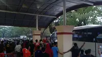Persib Bandung tertahan satu jam di Stadion Andi Mattalatta Mattoangin (AMM), Makassar, Sabtu (14/10/2017). (Bola.com/Abdi Satria)