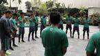 Doa sebagai ucapan syukur anggota Timnas Indonesia dalam sesi latihan pagi di kolam renang Hotel Sahid Rich, Yogyakarta, Minggu (9/10/2016). (Bola.com/Nicklas Hanoatubun)