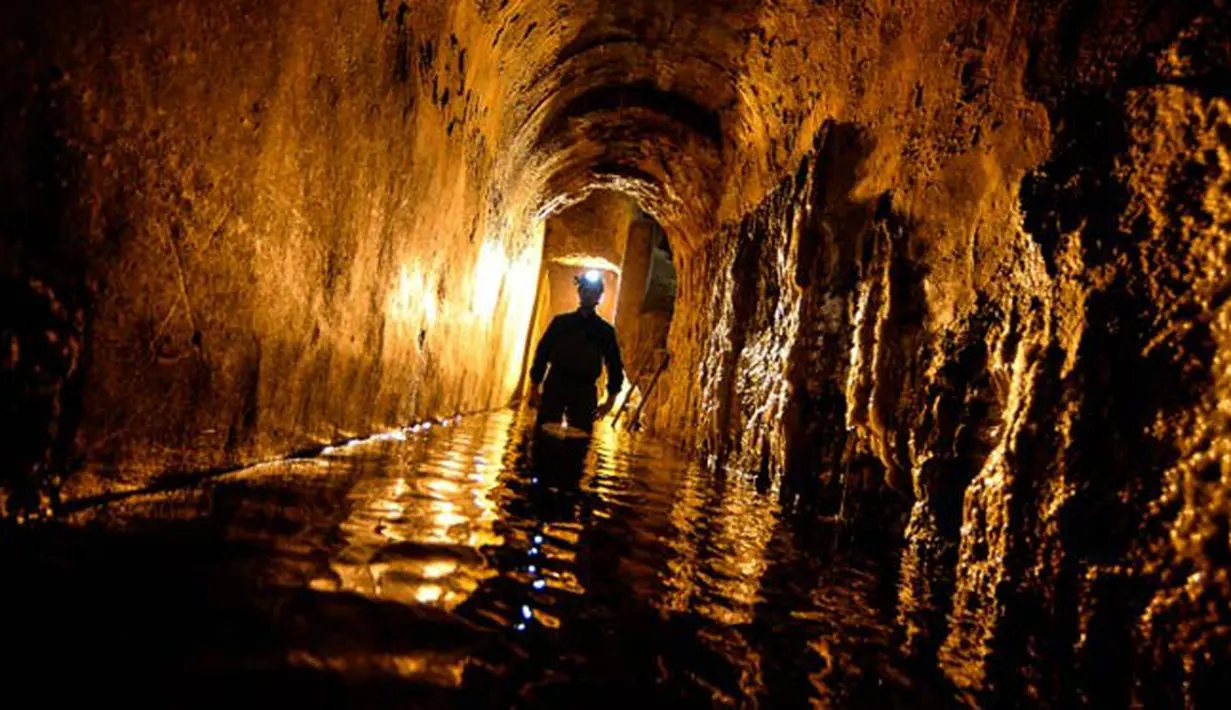 Peneliti speleologists memetakan jaringan bawah air yang disusun pada awal abad ke-20 oleh British Roman arkeolog Timothy Ashby antara 1906 dan 1925. (AFP/Andreas Solaro/wwn)