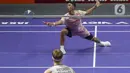 Alwi Farhan gagal melaju ke babak perempat final Indonesia Open 2025 usai kalah dari Anders Antonsen (Denmark) dengan skor 16-21, 21-18, 14-21. (Liputan6.com/Herman Zakharia)