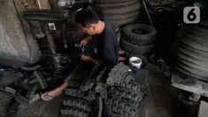 Pekerja membuat karet bushing stabilizer dan karet engine mounting khusus mobil yang terbuat dari ban bekas alat berat di Bambu Papus, Tangerang Selatan, Rabu (11/11/2020). Pada masa pendemi pemesanan karet bushing menurun hingga 50 persen kini berlahan-lahan mulai stabil. (merdeka.com/Dwi Narwoko)