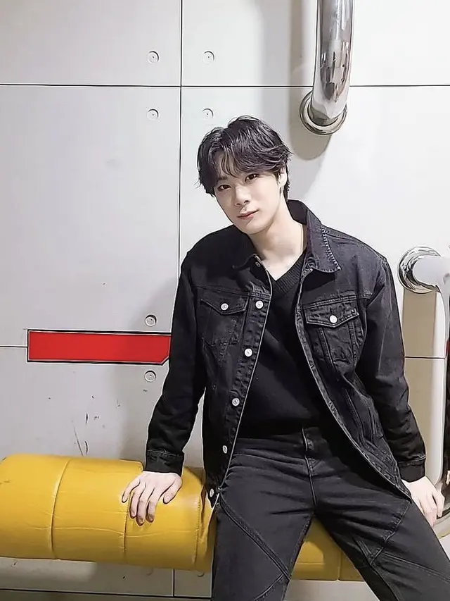 Mengenang Moonbin ASTRO, begini tampilannya saat mengenakan pakaian hitam (Foto: Instagram/moonbinofastro)