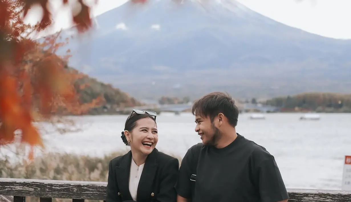 Gunung Fuji menjadi gunung paling ikonik di Jepang yang kerap menjadi tujuan wisata banyak touris dari mancanegera. Serunya liburannya ke Jepang ini tidak hanya sendiri namun bersama orang-orang terdekatnya. Banyak netizen yang memberikan banyak sorotan mengenai liburannya tersebut. (Liputan6.com/IG/@prillylatuconsina96)