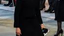 Meghan Markle saat memberikan penghormatan saat mengikuti prosesi persemayaman Ratu Elizabeth II di Westminster Hall di London (14/9/2022). (Photo by ALKIS KONSTANTINIDIS / POOL / AFP)