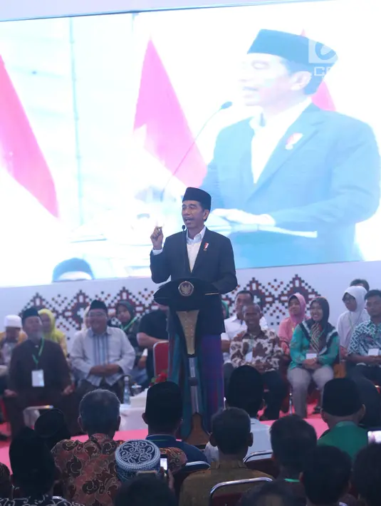 Presiden Jokowi memberikan sambutan di Pondok Pesantren Miftahul Huda, Tasikmalaya, Jawa Barat, Rabu (27/2). Kedatangan Jokowi merupakan bagian dari rangkaian Penyaluran KUR Ketahanan pangan dan aksi ekonomi untuk rakyat. (Liputan6.com/Angga Yuniar)