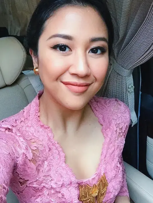 Penampilan Sherina Munaf dalam kebaya bernuansa pink ini juga sempat curi perhatian. Tak sedikit netizen yang memuji pemain Petualangan Sherina 2 ini saat memakai kebaya. (Liputan6.com/IG/@sherinamunaf)