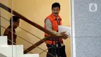 Bupati Solok Selatan Muzni Zakaria menaiki tangga menuju ruang pemeriksaan di Gedung KPK, Jakarta, Jakarta, Kamis (13/2/2020). Muzni Zakaria diperiksa sebagai tersangka kasus dugaan suap proyek pembangunan infrastruktur Jembatan Ambayan dan Masjid Agung di Solok Selatan. (merdeka.com/Dwi Narwoko