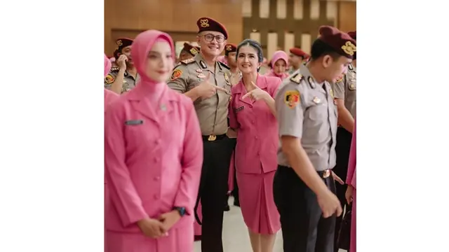 6 Potret Eks Artis FTV Kadek Devie Dampingi Suami di Acara Kenaikan Pangkat Jadi AKBP