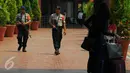 Anggota Kepolisian melakukan pengamanan di kawasan bandara Soetta Tangerang, Kamis, (14/01/16). Pasca ledakan bom Sarinah Jakarta, seluruh aparat turun  melakukan penjagaan ketat di kawasan bandara Soetta. (Liputan6.com/Faisal R Syam)