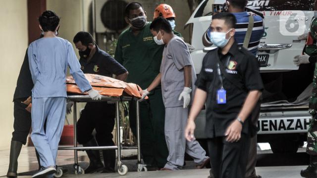 FOTO: 3 Kantong Jenazah Temuan Kecelakaan Sriwijaya Air SJ 182 Tiba di RS Polri