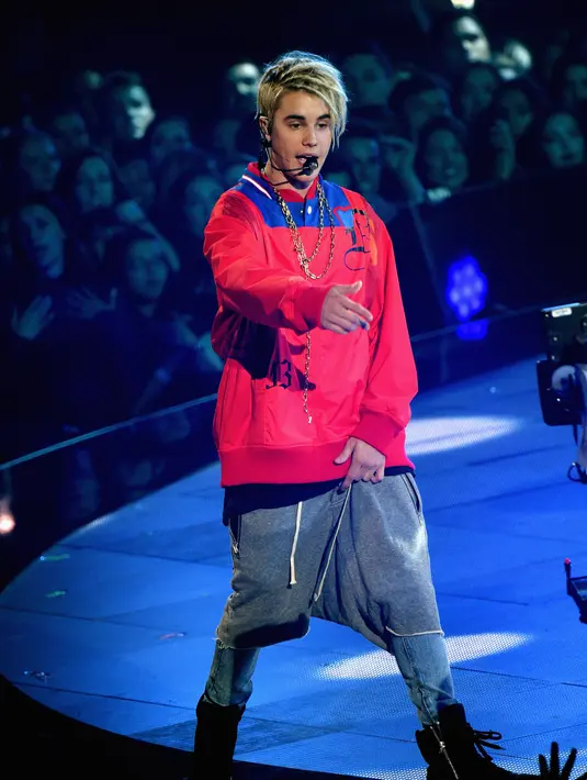 Pelantun lagu 'Sorry', Justin Bieber tiada hentinya mengubah transformasi gaya rambutnya. Mengawali karier dengan rambut poni samping hingga berambut gimbal, kini Justin rupanya bosan dan memangkas lagi rambutnya. (AFP/Bintang.com)