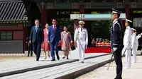 Presiden Jokowi dan Presiden Korea Selatan Moon Jae-in didampingi Ibu Negara Iriana Joko Widodo dan Ibu Negara Kim Jung-sook memeriksa penjaga kehormatan saat upacara penyambutan di istana Changdeokgung, Seoul, Senin (10/9). (Jeon Heon-kyun/Pool via AP)