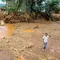 Seorang anak berjalan melewati area yang tersapu air setelah bendungan jebol di Desa Kamuchiri Mai Mahiu, Kabupaten Nakuru, Kenya, Senin 29 April 2024. (AP Photo/Patrick Ngugi)