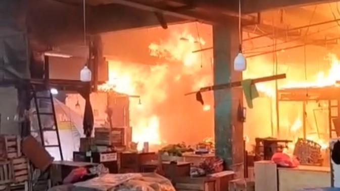 Kebakaran Hari Ini, Penampakan Besarnya Kobaran Api di Pasar Induk Kramat Jati