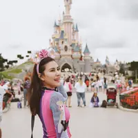 Syahnaz liburan ke Disneyland Paris (Foto: Instagram Syahnaz)