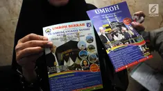 Calon jamaah umrah menunjukkan brosur agen perjalanan yang diduga melakukan penipuan di Bareskrim Mabes Polri, Jakarta, Senin (5/2). Sejumlah calon jamaah umrah mendatangi Bareskrim Polri untuk melaporkan dugaan penipuan. (Liputan6.com/Helmi Fithriansyah)