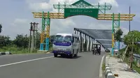 Gapura selamat datang perbatasan Cirebon Jawa Barat dan Brebes Jawa Tengah via jalur alternatif. Foto (Liputan6.com / Panji Prayitno)