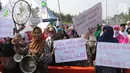 Sejumlah ibu-ibu yang tergabung dalam Barisan Emak-Emak Militan (BE2M) Indonesia menggelar aksi di seberang Istana Merdeka, Jakarta, Rabu (18/7). Mereka menuntut Presiden Jokowi menurunkan harga sembilan bahan pokok (sembako). (Liputan6.com/Arya Manggala)