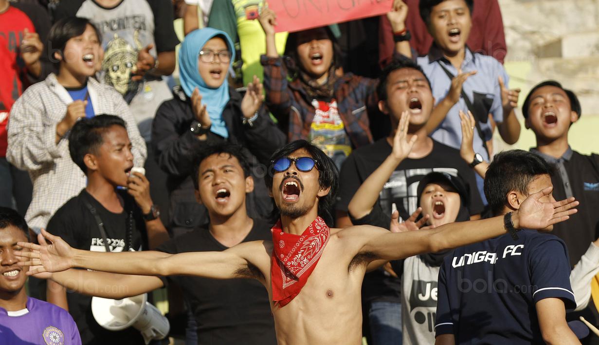 Suporter saat menyaksikan pertandingan antara UPI melawan Unigal pada laga final Torabika Campus Cup 2017 di Gor Jati Padjajaran, Jatinangor, Kamis (28/9/2017). UPI menang adu penalti atas Unigal. (Bola.com/M Iqbal Ichsan)
