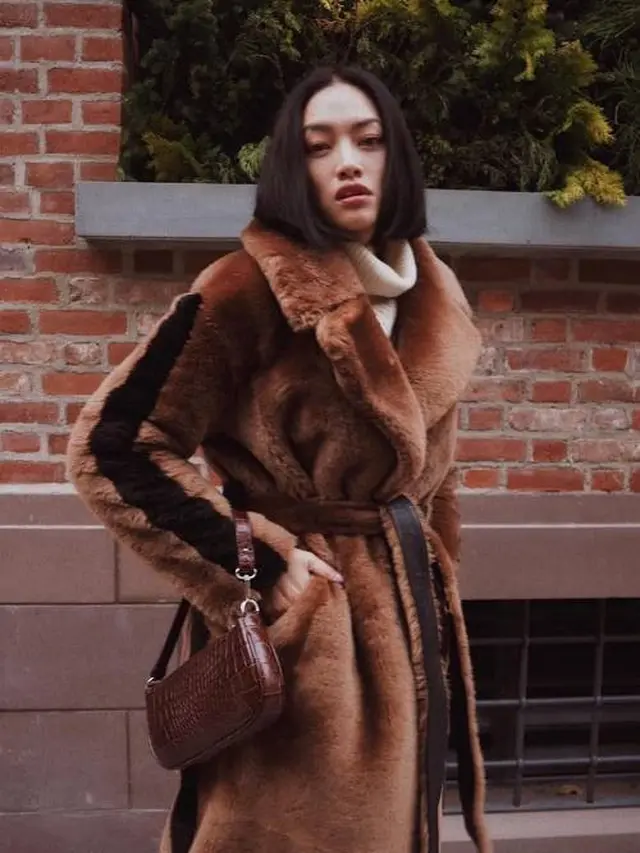 Skinny Jeans Penuh Aksi dengan Paduan Berikut Ini