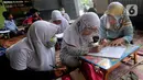 Murid kelas IV SD Muhammadiyah 37 belajar di teras rumah seorang guru di kawasan Pondok Cabe Udik, Tangerang Selatan, Banten, Senin (10/8/2020). Kegiatan belajar mengajar (KBM) tatap muka ini dilakukan dengan menerapkan standar protokol kesehatan. (merdeka.com/Arie Basuki)