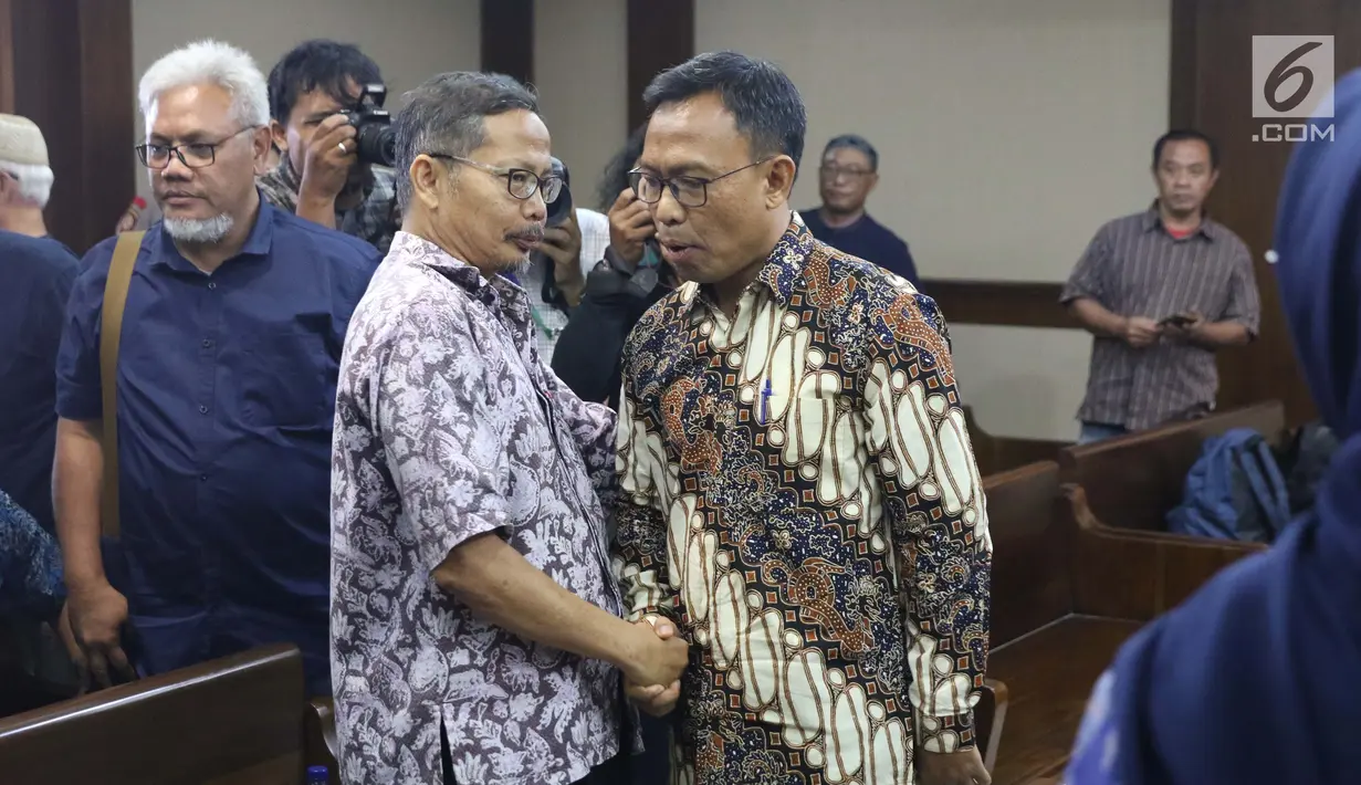 Terdakwa korupsi pembangunan gedung IPDN Budi Rachmat Kuniawan usai sidang putusan di Pengadilan Tipikor, Jakarta, Jumat (26/7/2019). Budi terbukti bersalah melakukan korupsi proyek pembangunan kampus IPDN di Kabupaten Agam, dan Kabupaten Rokan Hilir, Riau. (Liputan6.com/Helmi Fithriansyah)