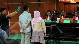 Sejumlah saksi diminta sumpahnya di depan pengadilan ketika akan memberikan keterangannya di Pengadilan Tipikor Jakarta, Kamis (10/4/2014) (Liputan6.com/Faisal R Syam).