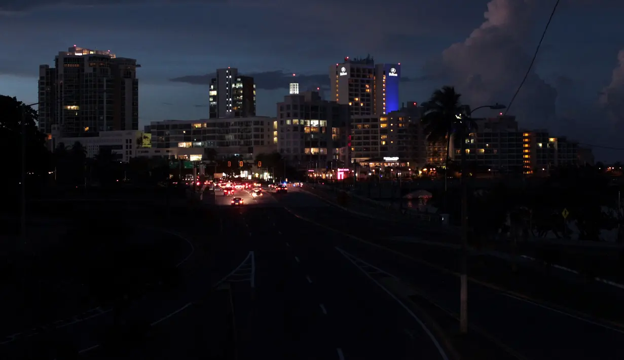 Pemandangan di San Juan, Puerto Rico, selama pemadaman listrik yang mempengaruhi beberapa wilayah, Rabu (21/9). Kebakaran yang terjadi di pembangkit listrik Puerto Rico menyebabkan 1,5 juta penduduk pulau itu hidup tanpa listrik. (REUTERS/Alvin Baez)
