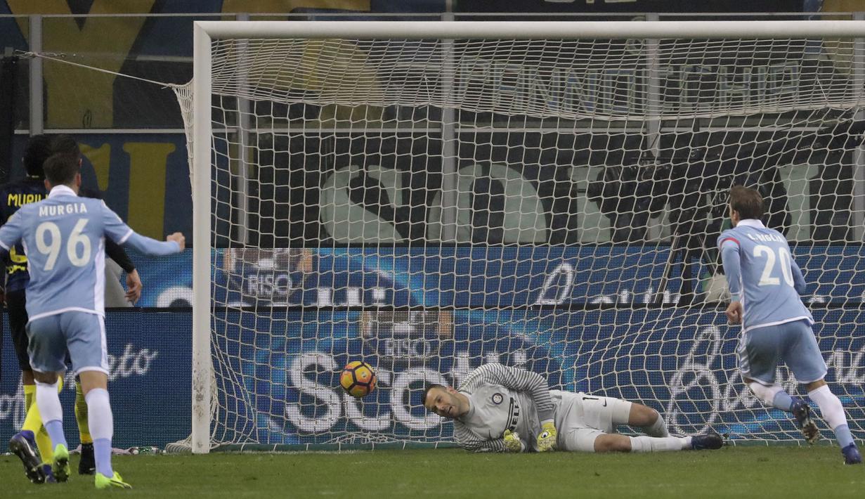Pemain Lazio, Lucas Biglia mengecoh kiper Inter Milan, Samir Handanovic saat mencetak gol pada laga perempat final Coppa Italia di Giuseppe Meazza stadium, Milan, Selasa (31/1/2017). Inter Milan kalah 1-2. (AP/Luca Bruno)
