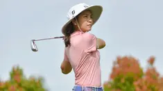Mantan pramugari ini beberapa kali mengunggah foto saat dirinya tengah bermain golf di akun Instagram pribadinya. Penampilan Tyara Renita saat tengah bermain golf ini juga berhasil mencuri perhatian netizen.(Liputan6.com/IG/@tyararenata)