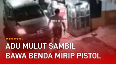 Video CCTV memperlihatkan sebuah mobil tabrak motor yang parkir di depan warung viral di media sosial.