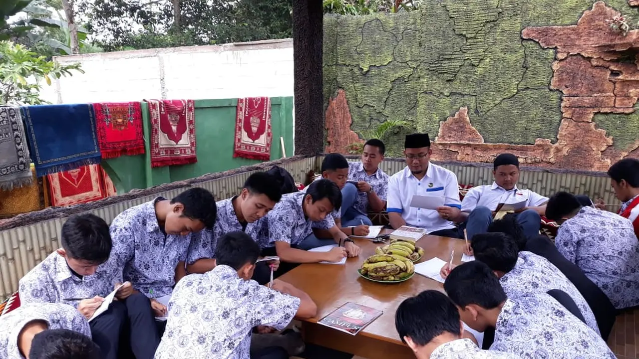 Kegiatan belajar mengajar di Pesantren Hayatan Thayyibah, Kota Sukabumi sebelum pemerintah menetapkan Covid-19 sebagai bencana nasional nonalam. (Istimewa)