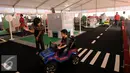 Anggota Polwan mengarahkan laju kendaraan anak anak yang mengikuti Road Safety for Children di JIEXPO Kemayoran, Jakarta, Selasa (12/4). Penyelenggara bersama Korlantas Mabes Polri menggelar Road Safety for Children. (Liputan6.com/Helmi Fithriansyah)