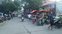 Suasana pasar tumpah di Jalan Cikutra, Kota Bandung, ramai saat pelaksanaan hari pertama PSBB, Rabu (22/4/2020). (Liputan6.com/Huyogo Simbolon)